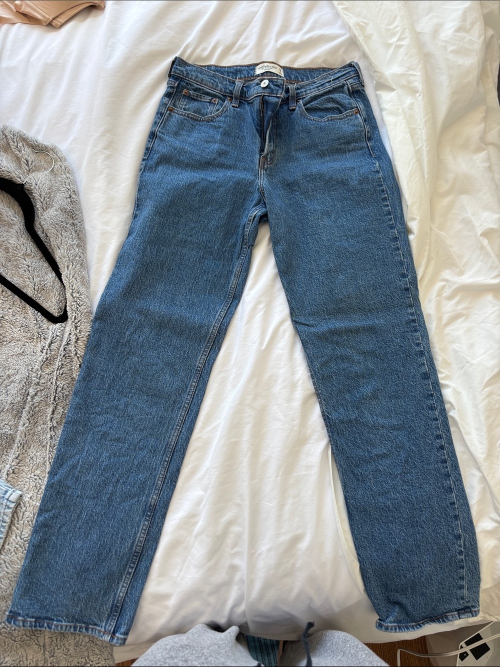 Abercrombie & Fitch Women’s Straight Leg Jeans - Medium Blue Wash
